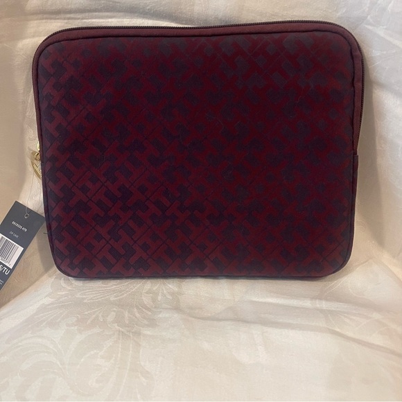 ❤️2/$15 or 3/$21❤️ NWT Tommy Hilfiger Tech Zip Case - Picture 1 of 10